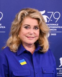 Catherine Deneuve : récompensée à Venise, elle se confie sur ses futurs projets