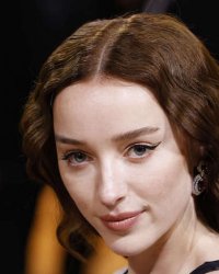 Phoebe Dynevor va jouer dans une rom-com inspirée par En cloque mode d'emploi