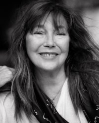 Jane Birkin crée une collection pleine d'incontournables avec A.P.C.