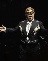 Elton John en fauteuil roulant : il fait taire les rumeurs