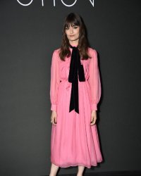 Clara Luciani crée un vernis à ongles en collaboration avec une marque éthique