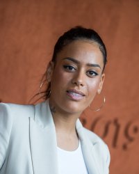 Amel Bent revient sur les attaques grossophobes qu'elle subit : "Ça atteint"