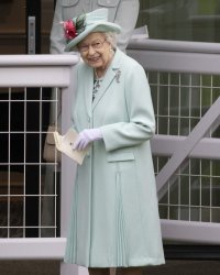 Elizabeth II apparaît souriante et radieuse en look bleu menthe