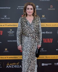 Catherine Deneuve critiquée pour sa vente aux enchères, elle répond