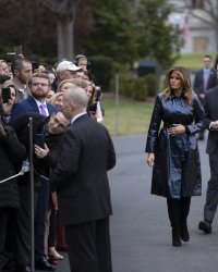 Découvrez le prix faramineux du trench de Melania Trump