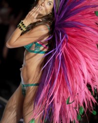 Alessandra Ambrosio dénonce les règles minceur de Victoria's Secret