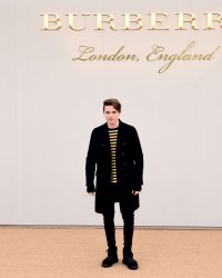 Brooklyn Beckham joue les photographes pour Burberry Parfums
