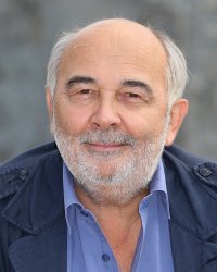 Gérard Jugnot révèle le secret de sa moustache "ridicule" !
