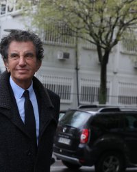 En quinze ans, Jack Lang aurait reçu 500 000 euros de costumes en "cadeau"