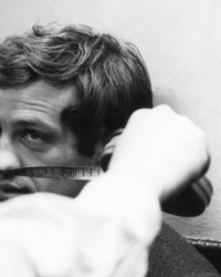 Belmondo, Godard, Demy... Le photographe Raymond Cauchetier exposé à Paris