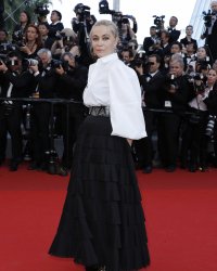 Emmanuelle Béart se montre topless sur Instagram