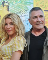 Jean-Marie Bigard et Lola Marois chantent leur amour dans un clip