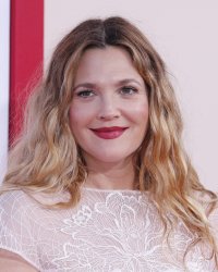Drew Barrymore assume fièrement son corps de maman