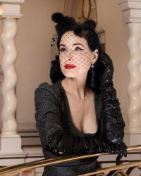 Dita Von Teese "libérée du mascara" : son conseil pour un regard intense