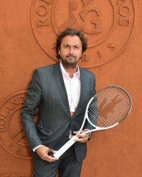 Henri Leconte, lynché après avoir ri du baiser forcé d'une journaliste