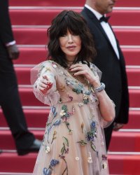 Célibataire à 63 ans, Isabelle Adjani aime "être seule"
