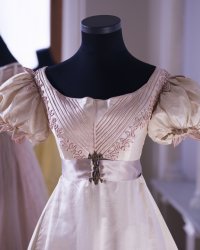 La robe empire de retour grâce à la série La Chronique des Bridgerton