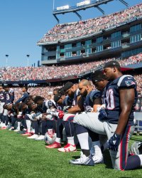 Pourquoi les stars se mettent à genoux contre Donald Trump ?