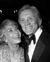 Kirk Douglas, mort 103 ans : retour sur son histoire d'amour avec Anne Buydens