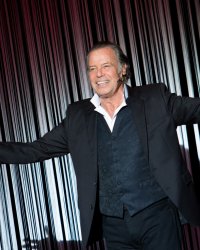 Michel Leeb revient sur ses sketchs accusés de racisme : "J'ai arrêté tout ça"