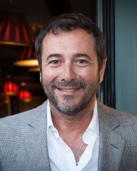 Bernard Montiel s'exprime sur l'idylle de Johnny Hallyday et Catherine Deneuve