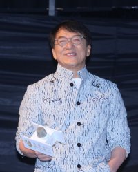 Jackie Chan fait ses premiers pas dans la mode