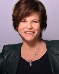Charlotte Valandrey raconte sa romance avec un homme marié : "Ç'a été très dur"