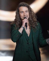 Julien Doré explique sa relation "intime" et "psychologique" avec ses cheveux