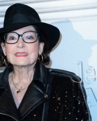 Nana Mouskouri vaccinée contre la Covid-19 pour "respecter la santé des autres"