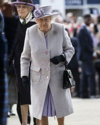 Elisabeth II : sa styliste porte ses chaussures avant elle pour les détendre