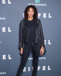 Noémie Lenoir devient créatrice de mode et dévoile une paire de bottes unisexe