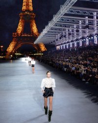 Le défilé spectaculaire de Saint Laurent Paris au Trocadéro