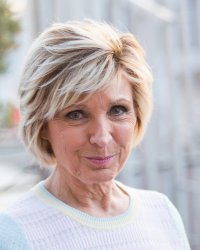 Évelyne Dhéliat évoque son combat contre le cancer : "L'épreuve nous renforce"