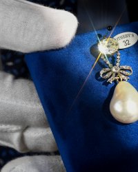 Un pendentif de Marie-Antoinette vendu 36 millions de dollars