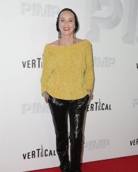 À 61 ans, Sharon Stone pose nue en couverture de Vogue