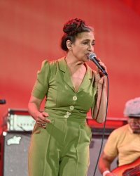 Catherine Ringer fait un malaise sur scène : son entourage se veut rassurant