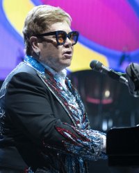 Elton John contraint de se faire opérer d'urgence : il reporte sa tournée