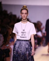 Pourquoi le t-shirt féministe de Christian Dior fait polémique ?