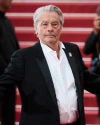 Alain Delon évoque sa santé, un an après son AVC : "Je vais mieux"