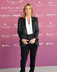 Mathilde Seigner "franche" avec un Johnny Hallyday "entouré de faux-culs"