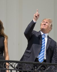 Donald Trump a observé l'éclipse solaire sans ses lunettes !