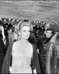 Catherine Deneuve "trop petite, trop grosse" : son ex-mari ne mâche pas ses mots