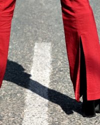 Qu'est-ce que le split pant, ce pantalon tendance que l'on voit partout ?