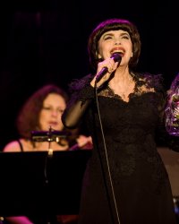 Mireille Mathieu : ce jour où elle a failli blesser un chien à cause de Johnny