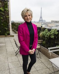 Evelyne Dhéliat revient sur son cancer : "C'était compliqué pour moi"