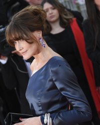 Carla Bruni, devenue blonde : sa nouvelle coloration fait l'unanimité