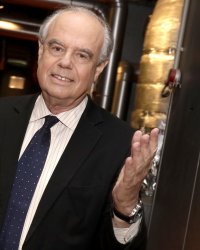Frédéric Mitterrand en est "certain" : Emmanuel Macron n'est pas gay !