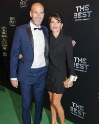 Zinedine Zidane fait du surf en famille