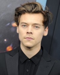 Pleasing : Harry Styles secoue le monde de la beauté en dévoilant sa marque