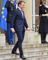 Macron et ses proches : pourquoi adoptent-ils tous la cravate violette ?